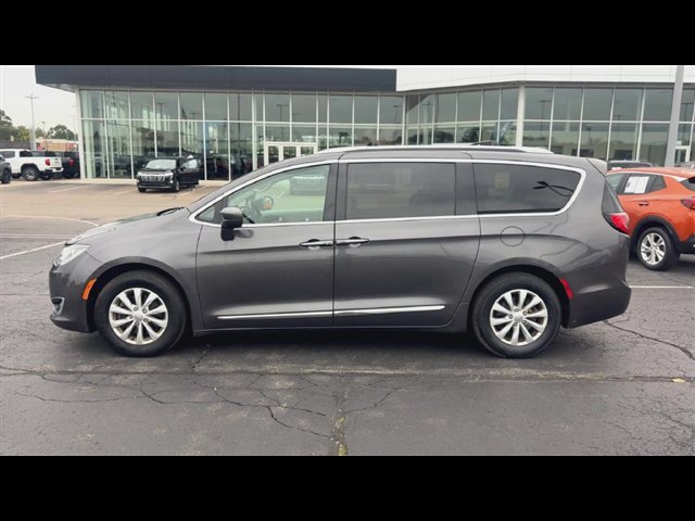 Used 2018 Chrysler Pacifica Touring-L Plus FWD image 5