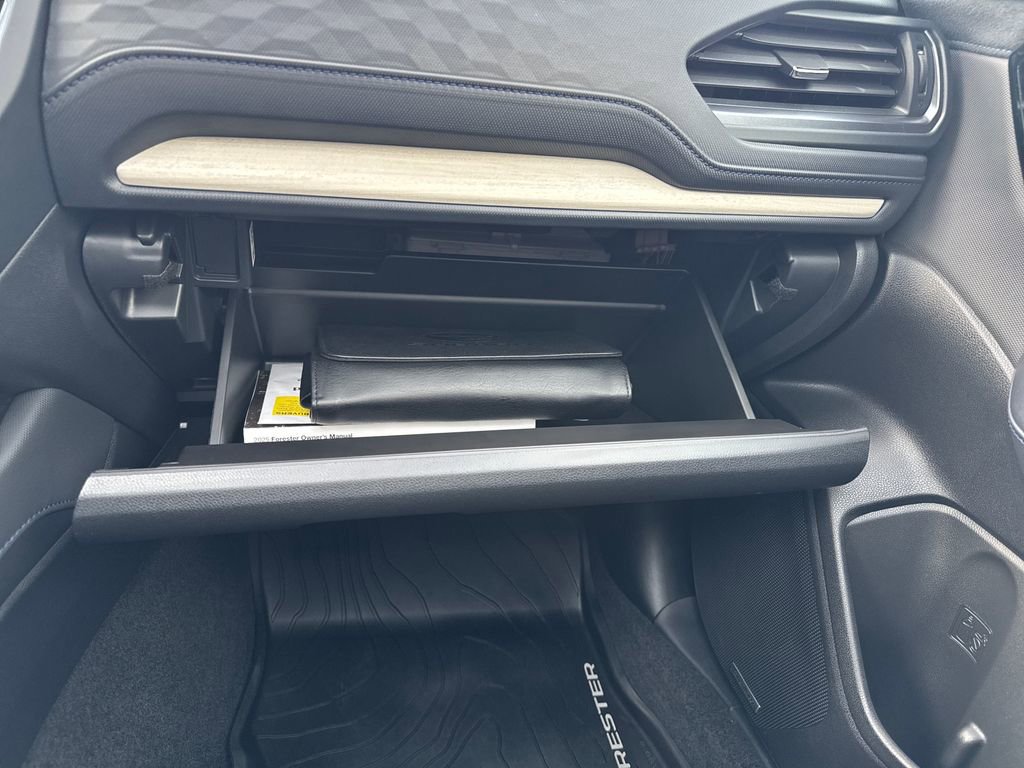 Used 2025 Subaru Forester Limited image 32