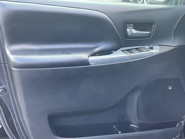 Used 2020 Toyota Sienna SE image 32
