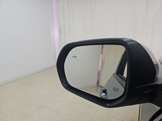 Used 2025 Chevrolet Traverse LT FWD image 13