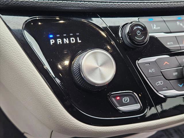 Used 2024 Chrysler Pacifica Select image 12