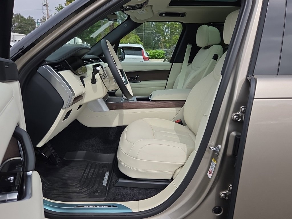 New 2025 Land Rover Range Rover SE image 4