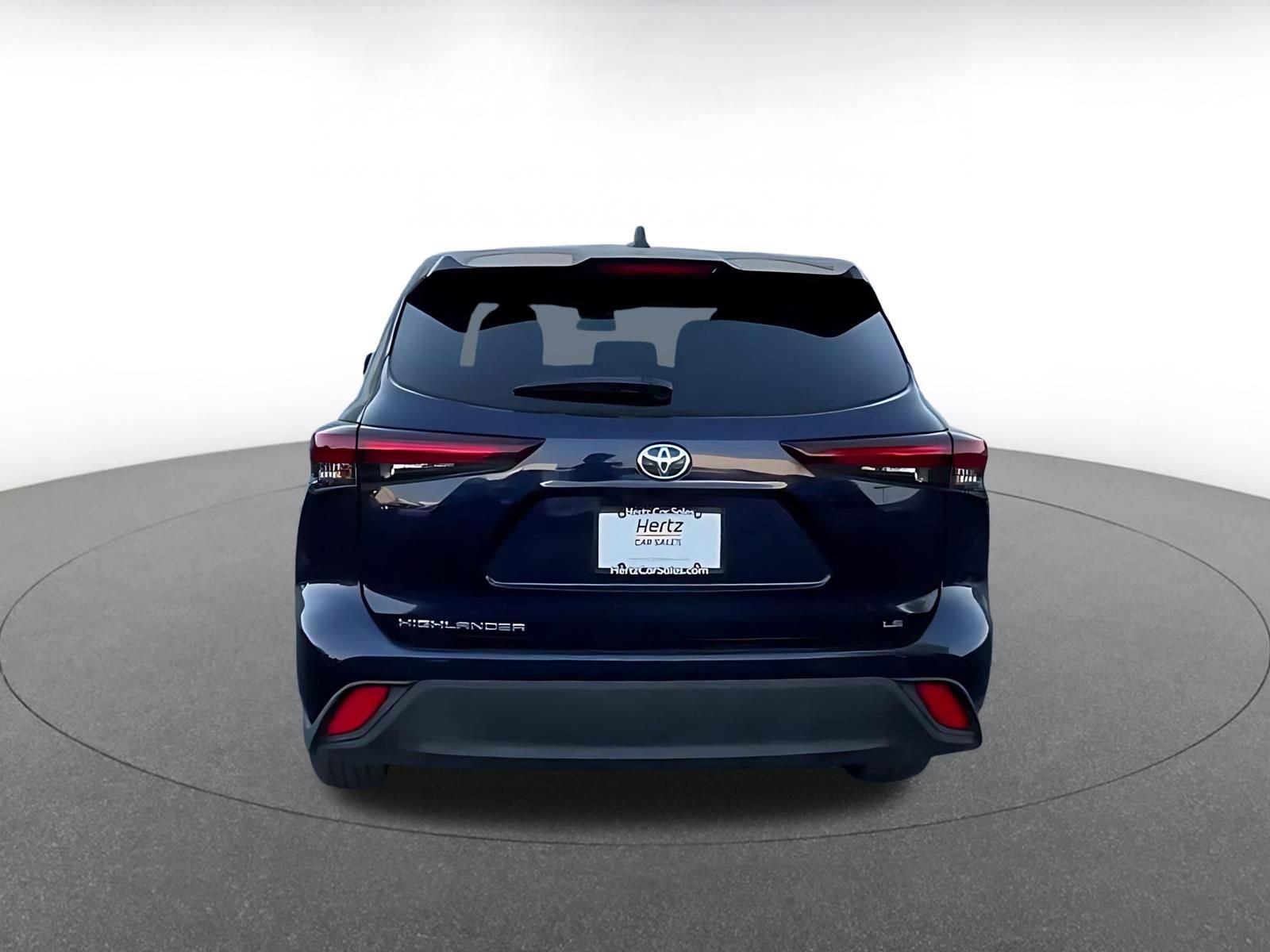 Used 2025 Toyota Highlander LE FWD image 12