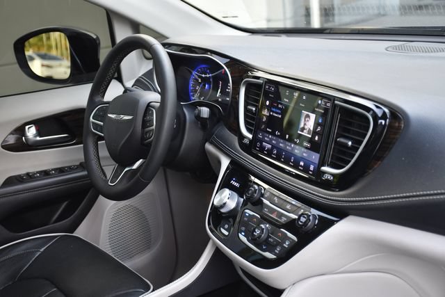 Used 2023 Chrysler Pacifica Limited FWD image 27
