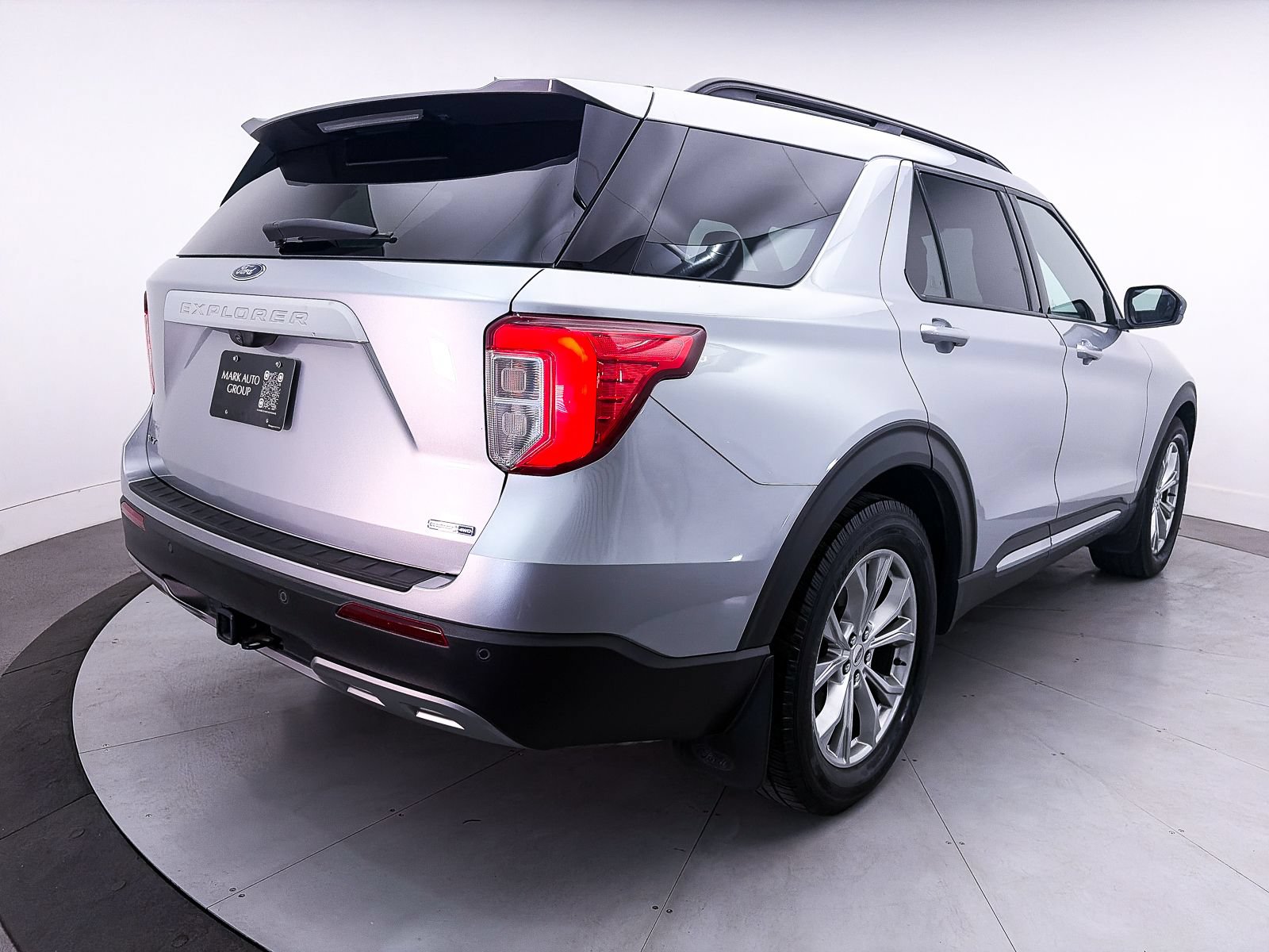 Used 2020 Ford Explorer XLT w/ Equipment Group 202A AWD/4WD image 11
