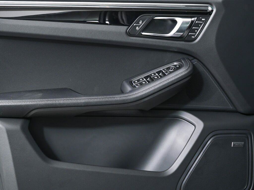 Certified 2026 Porsche Macan AWD/4WD image 6