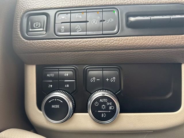 Used 2021 GMC Yukon XL Denali w/ Denali Premium Package image 17