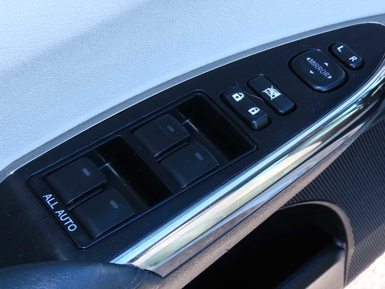 Used 2016 Toyota Avalon XLE image 18