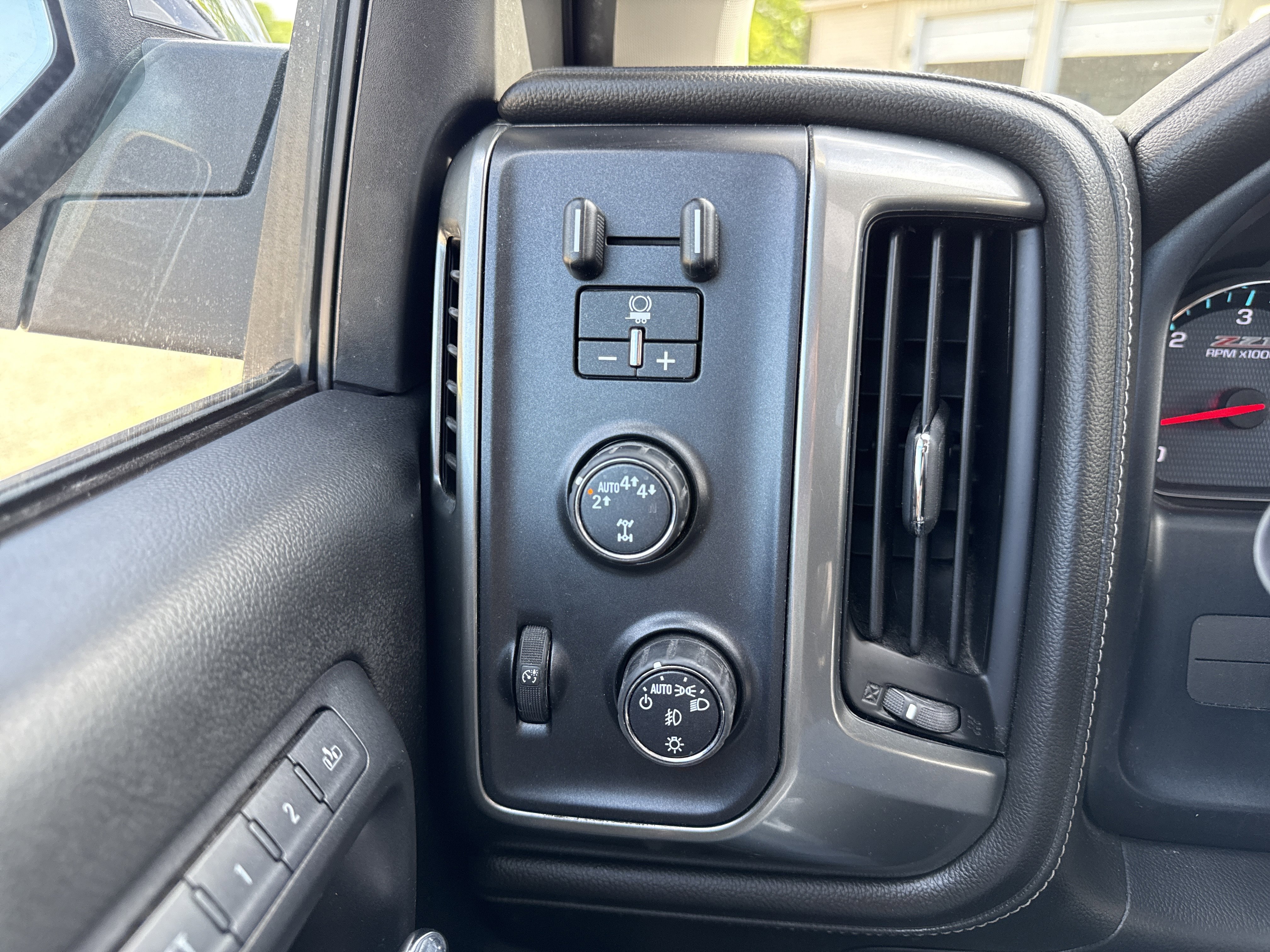 Used 2018 Chevrolet Silverado 1500 LTZ Z71 w/ Centennial Edition AWD/4WD image 25