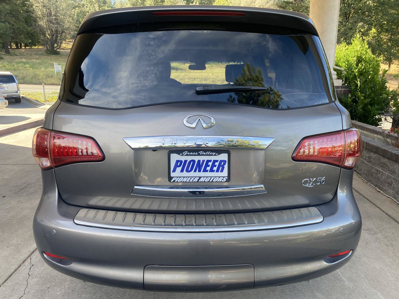 Used 2013 INFINITI QX56 4WD w/ Deluxe Touring Pkg image 4
