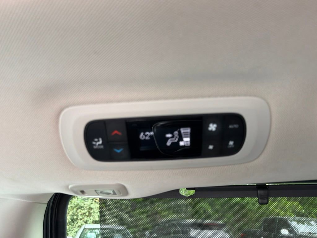 Used 2023 Chrysler Pacifica Limited FWD image 23