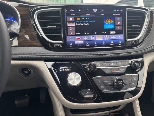 Used 2023 Chrysler Pacifica Limited image 18