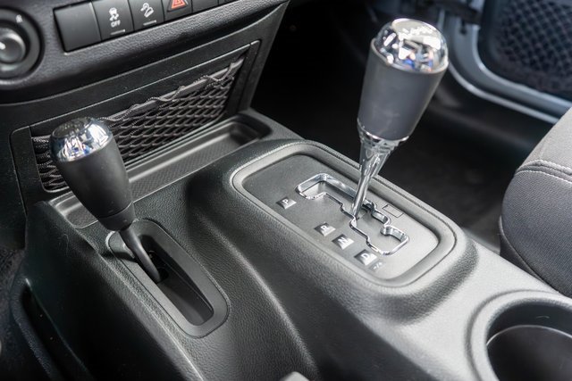 Used 2017 Jeep Wrangler Unlimited Rubicon w/ Connectivity Group image 30