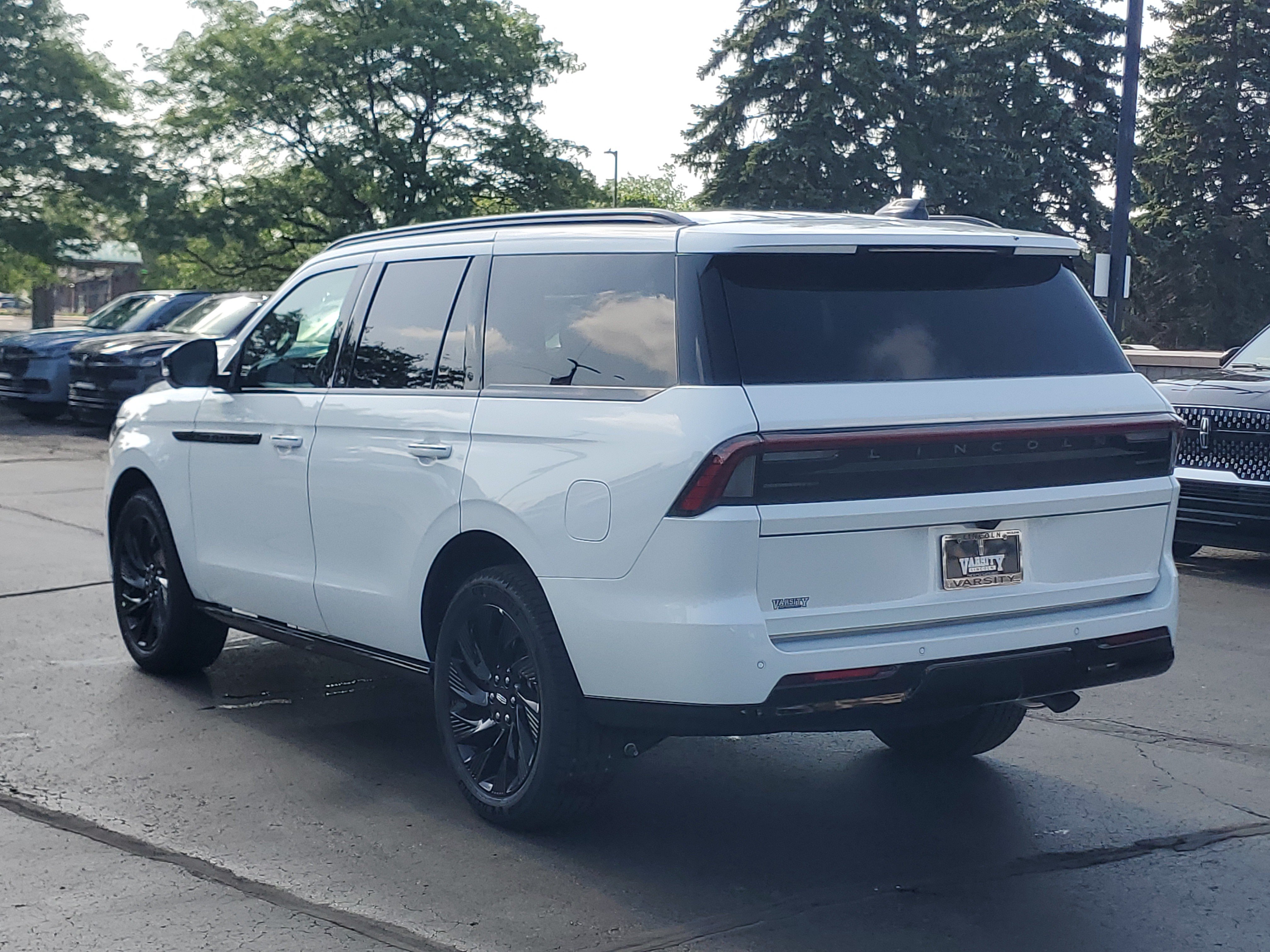 New 2027 Lincoln Navigator Reserve w/ Jet Appearance Package AWD/4WD image 3