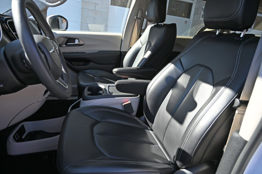 Used 2023 Chrysler Pacifica Touring-L FWD image 14