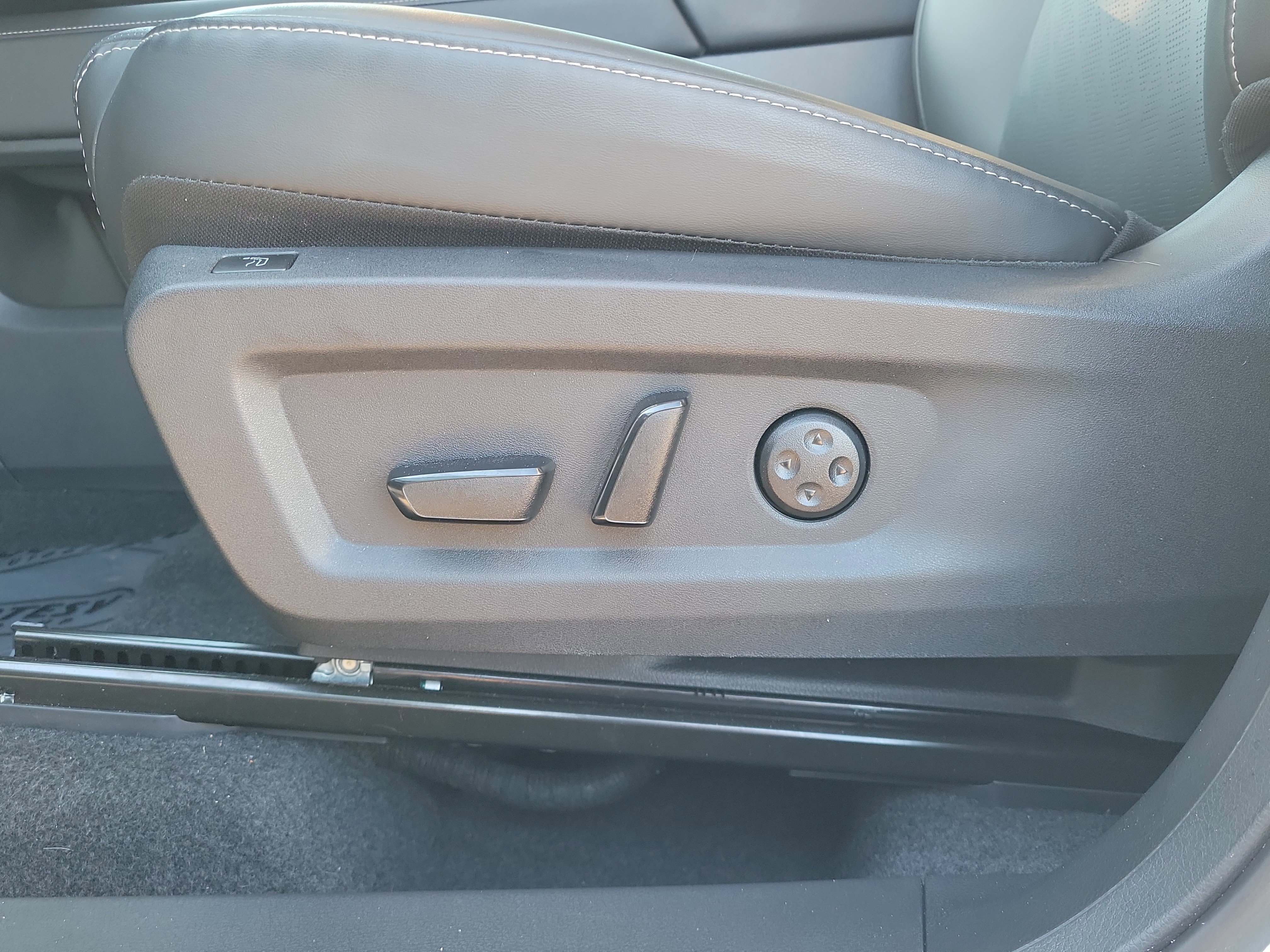 Certified 2025 Nissan Murano Platinum w/ Cargo Package image 17