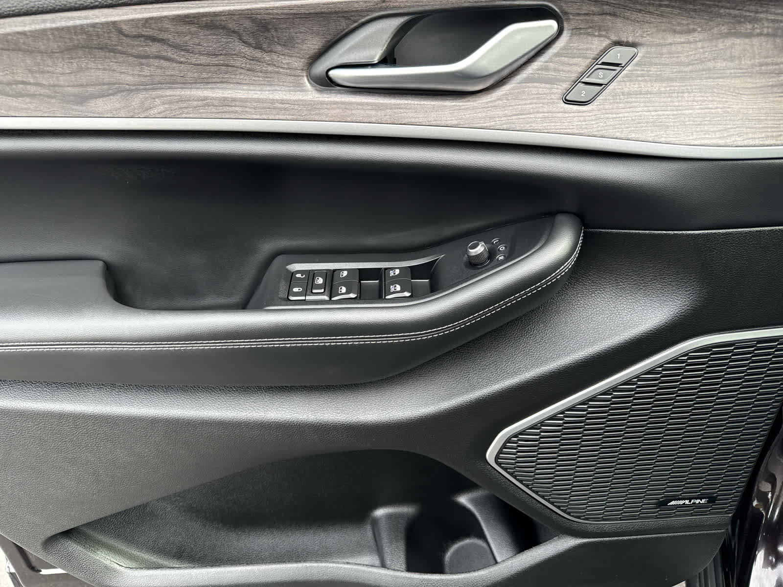 Used 2023 Jeep Grand Cherokee L Limited w/ Luxury Tech Group II image 10