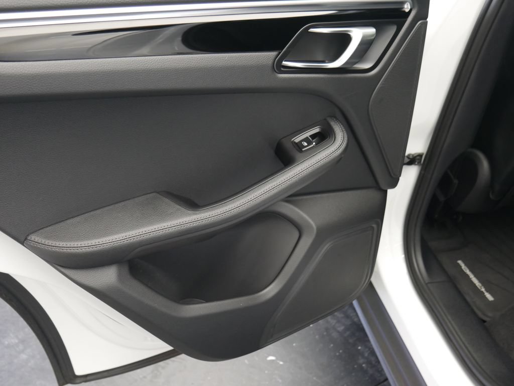 Certified 2023 Porsche Macan AWD/4WD image 18