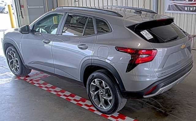 Used 2025 Chevrolet Trax LT FWD image 7
