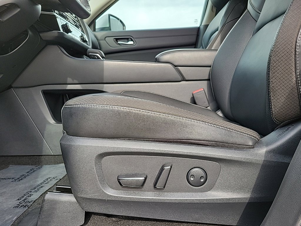 Used 2025 Nissan Pathfinder SL AWD/4WD image 12