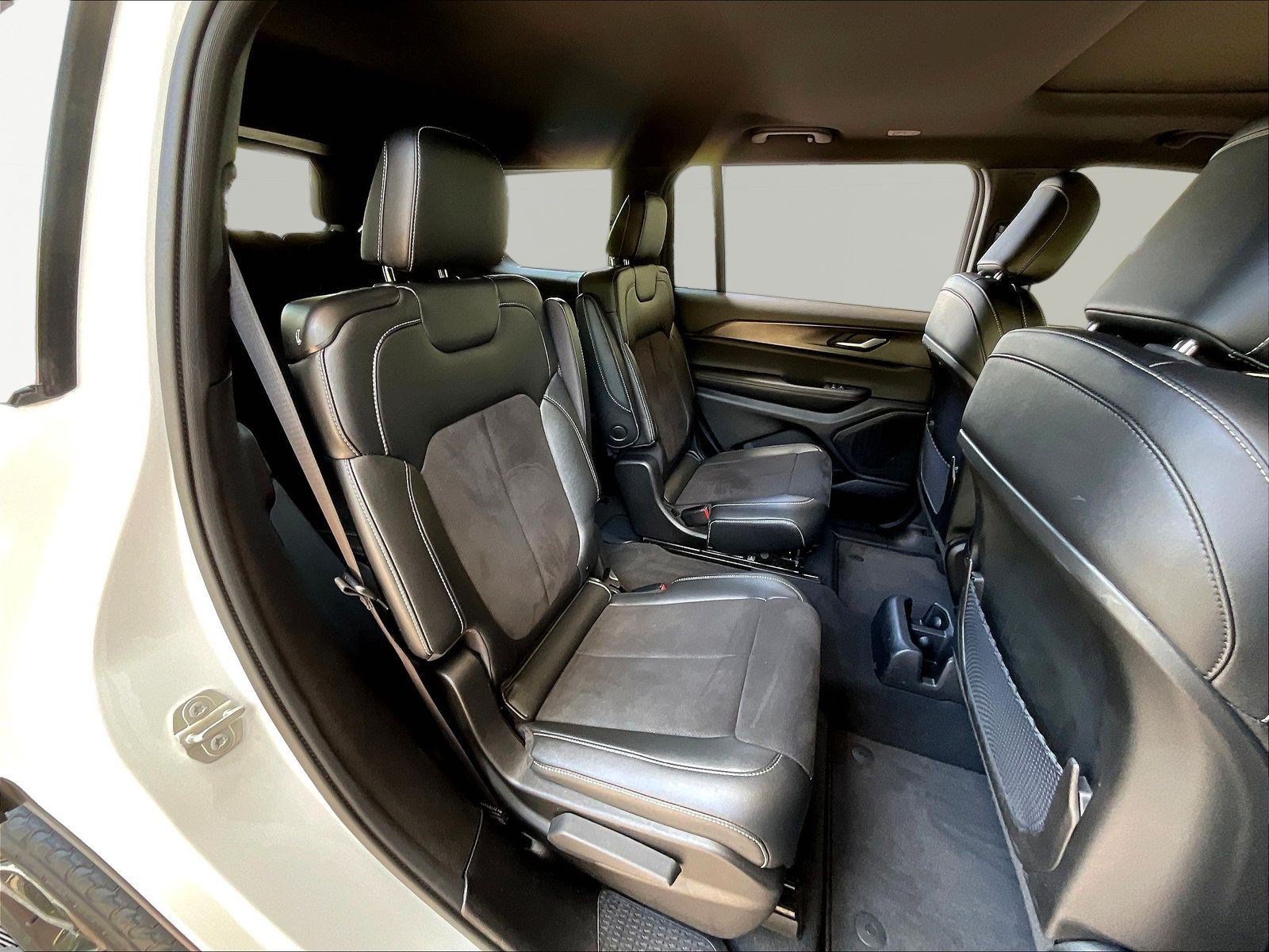 Used 2023 Jeep Grand Cherokee L Altitude AWD/4WD image 24