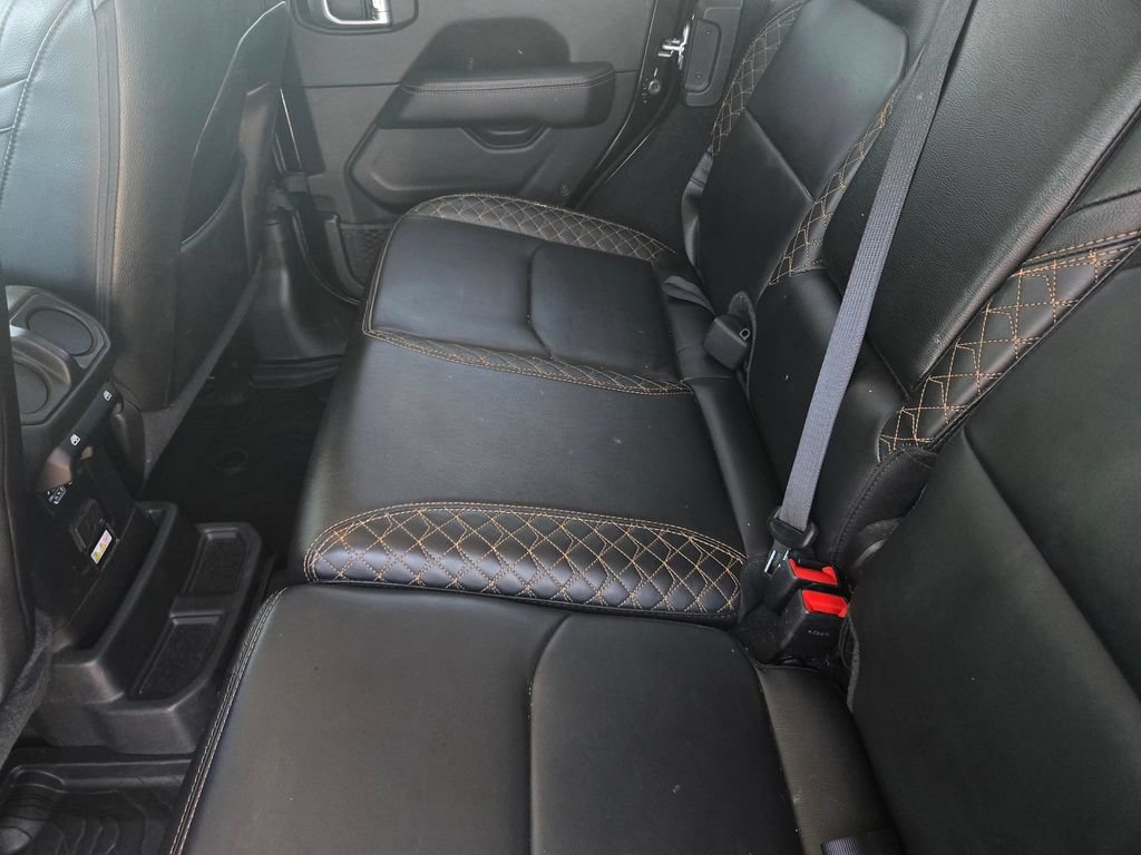 Used 2021 Jeep Wrangler Unlimited Sahara AWD/4WD image 5