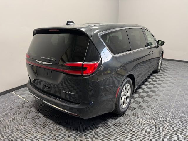 Used 2024 Chrysler Pacifica Limited image 8