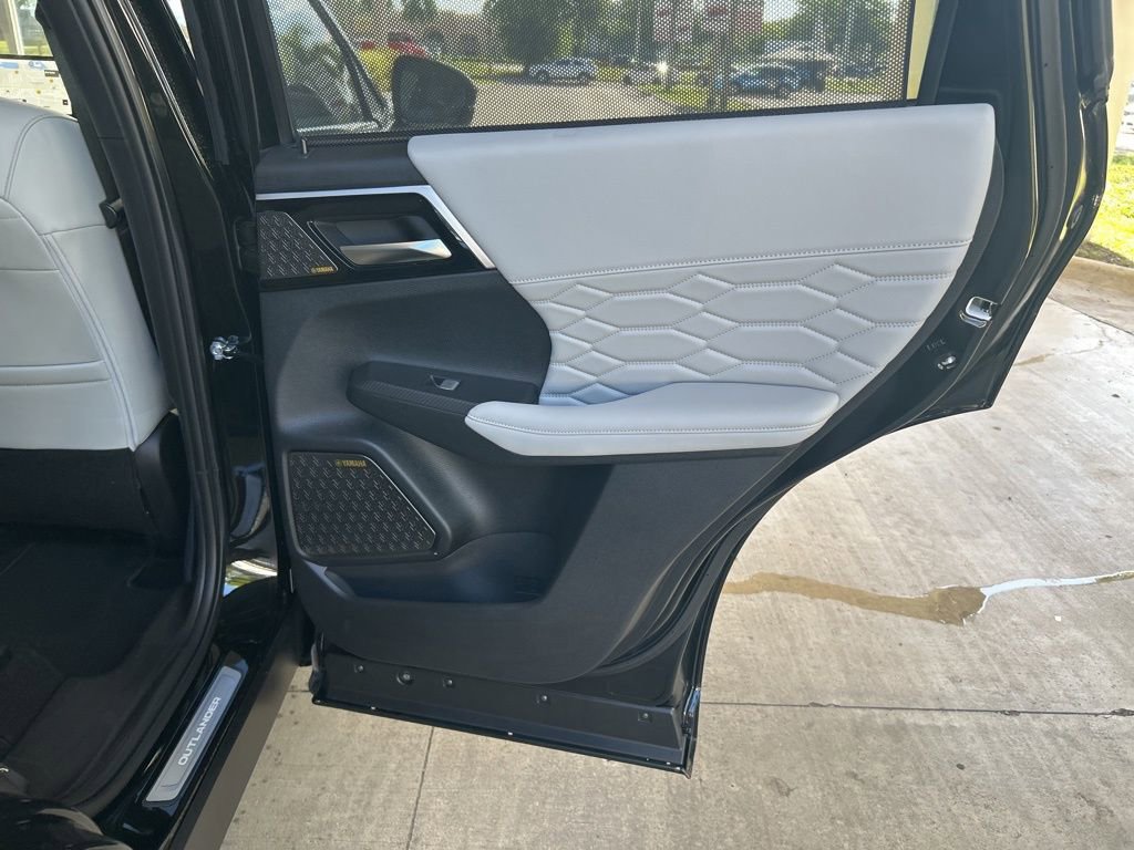 New 2025 Mitsubishi Outlander AWD image 32