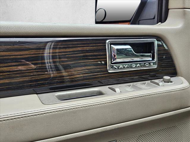 Used 2008 Lincoln Navigator image 8