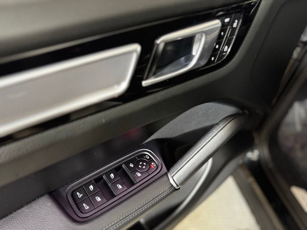 Used 2023 Porsche Cayenne Platinum Edition w/ Towing Package w/o Tow Ball image 22