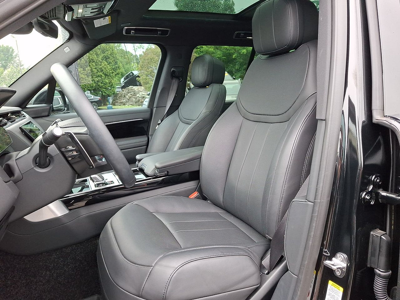 Certified 2025 Land Rover Range Rover SE AWD/4WD image 17