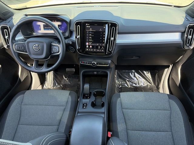 Used 2025 Volvo XC40 B5 Core image 17