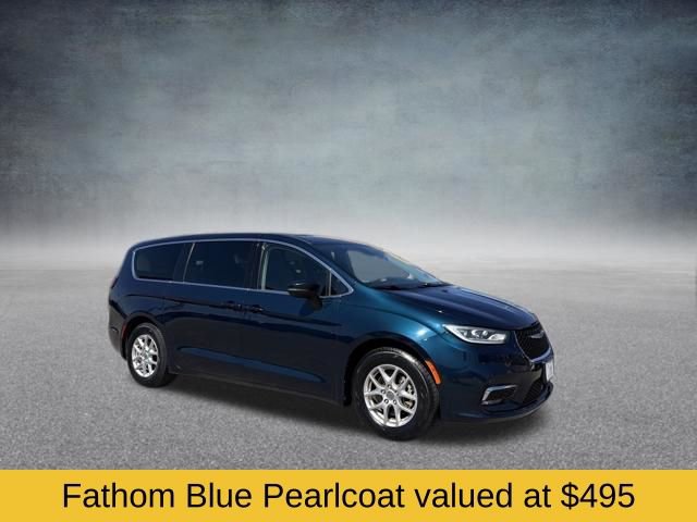 Used 2023 Chrysler Pacifica Touring-L image 2