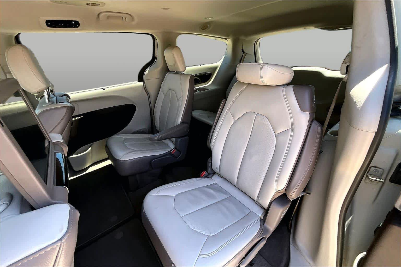 Used 2017 Chrysler Pacifica Touring-L Plus FWD image 16