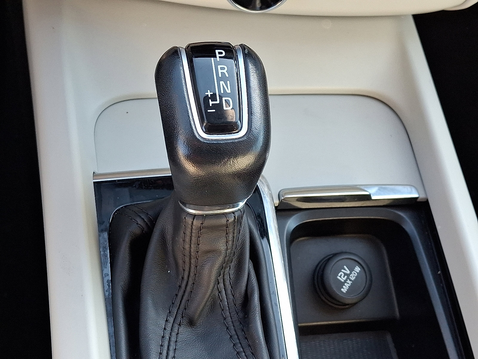 Used 2019 Volvo XC60 T6 Momentum w/ Multimedia Package image 15