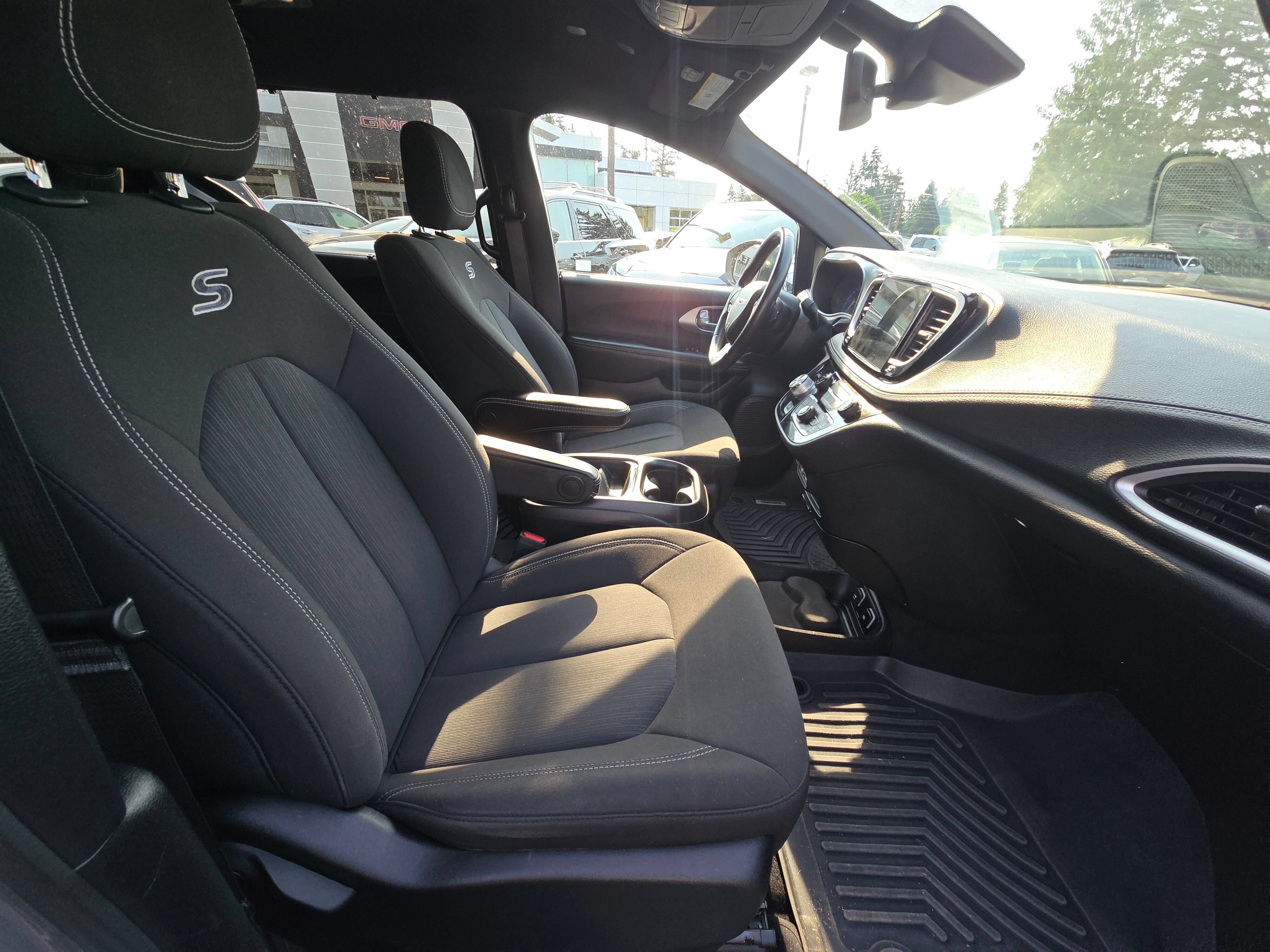 Used 2021 Chrysler Pacifica Touring w/ S Appearance Package FWD image 10