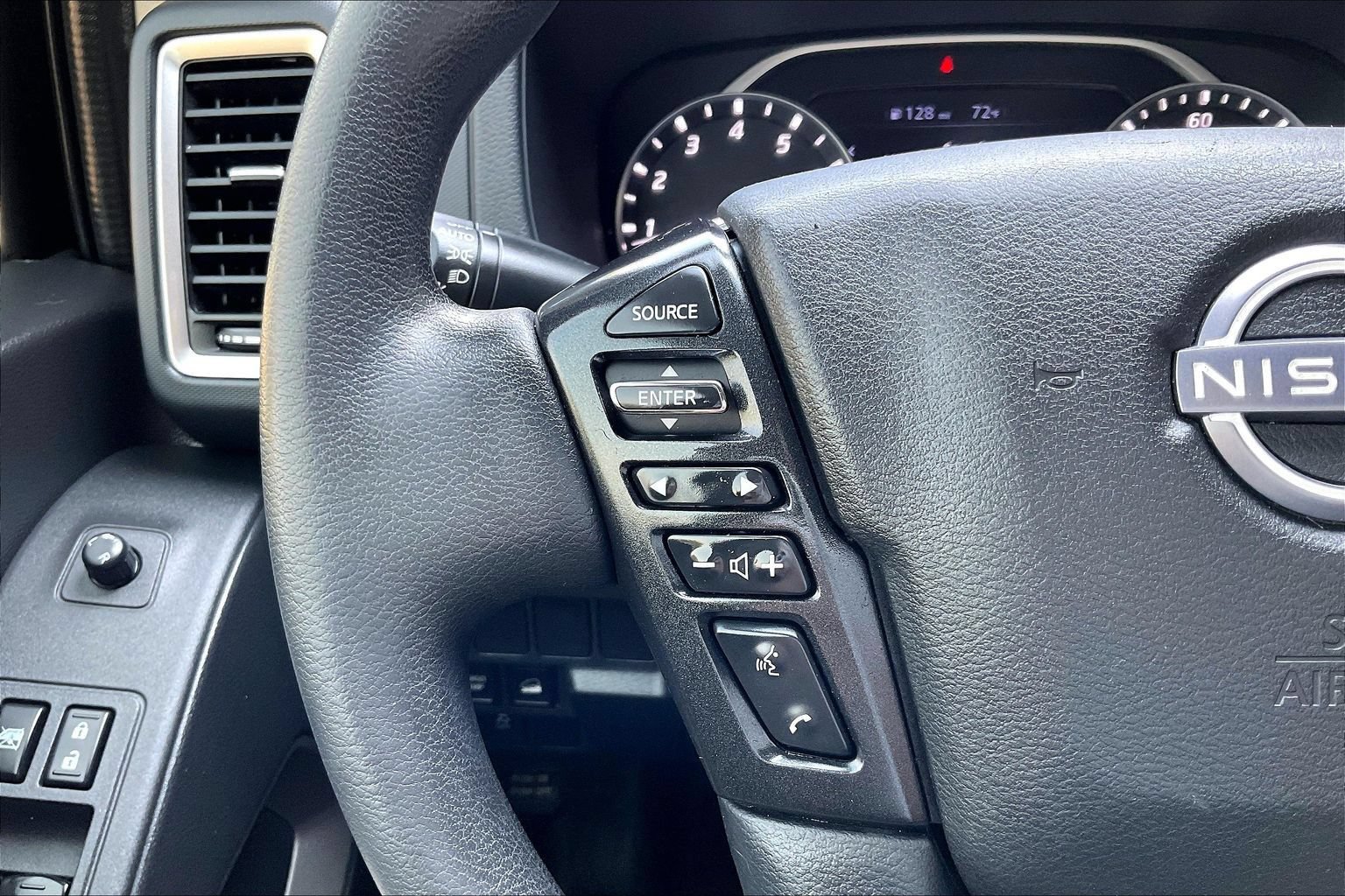 Used 2022 Nissan Frontier SV AWD/4WD image 10