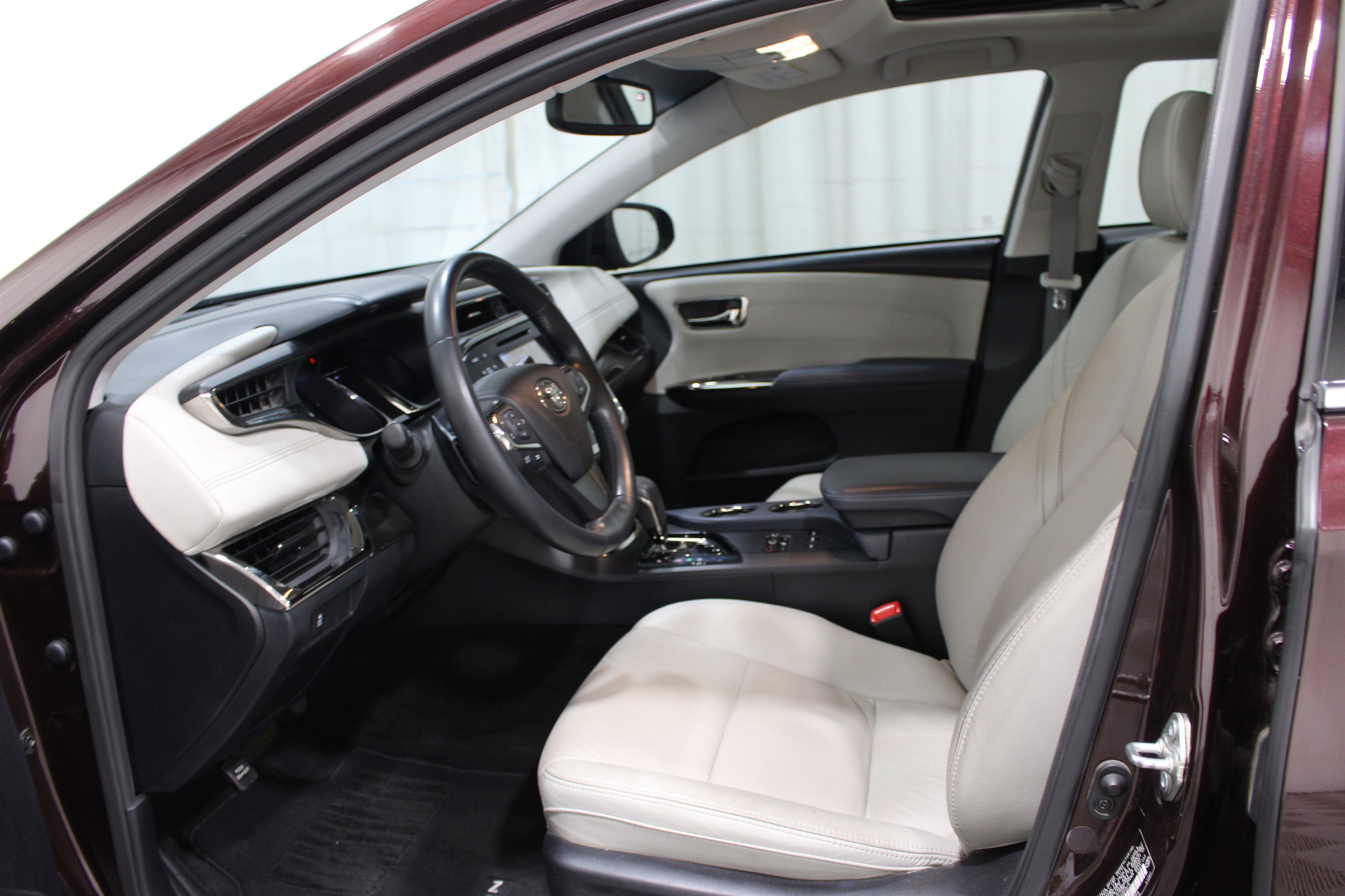 Used 2014 Toyota Avalon XLE Touring FWD image 3