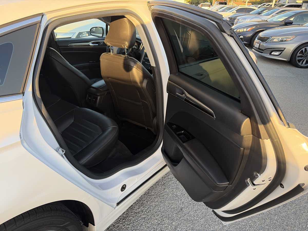Used 2015 Ford Fusion SE w/ Equipment Group 502A FWD image 20