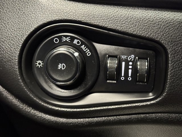 Used 2015 Jeep Renegade Trailhawk AWD/4WD image 22