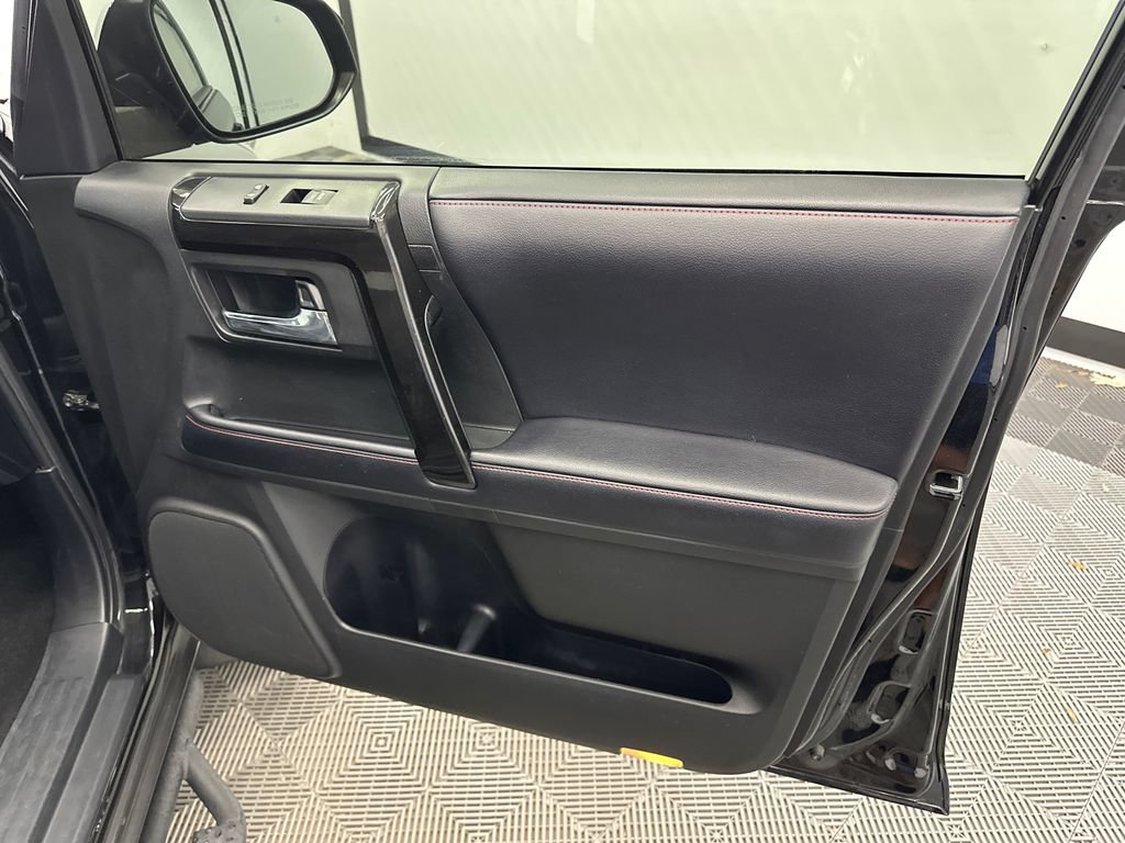 Used 2018 Toyota 4Runner TRD Off-Road Premium AWD/4WD image 15