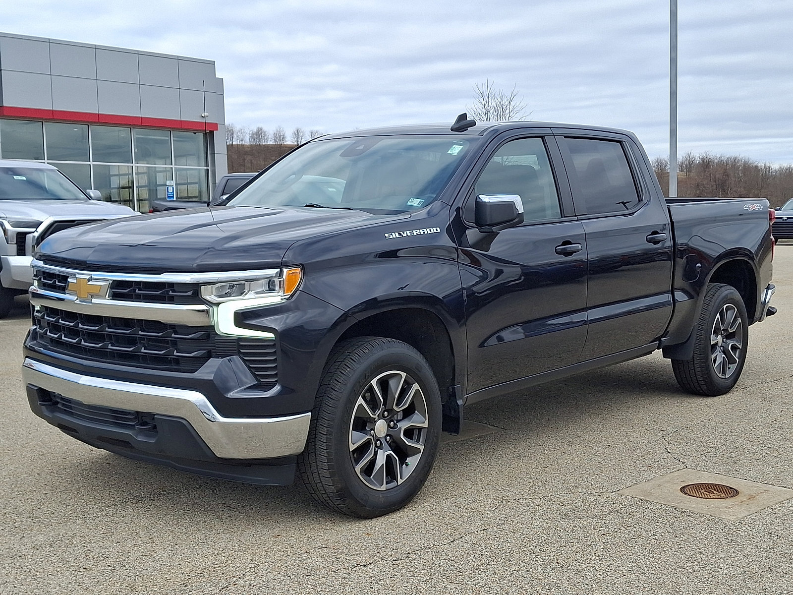 Used 2022 Chevrolet Silverado 1500 LT AWD/4WD image 3
