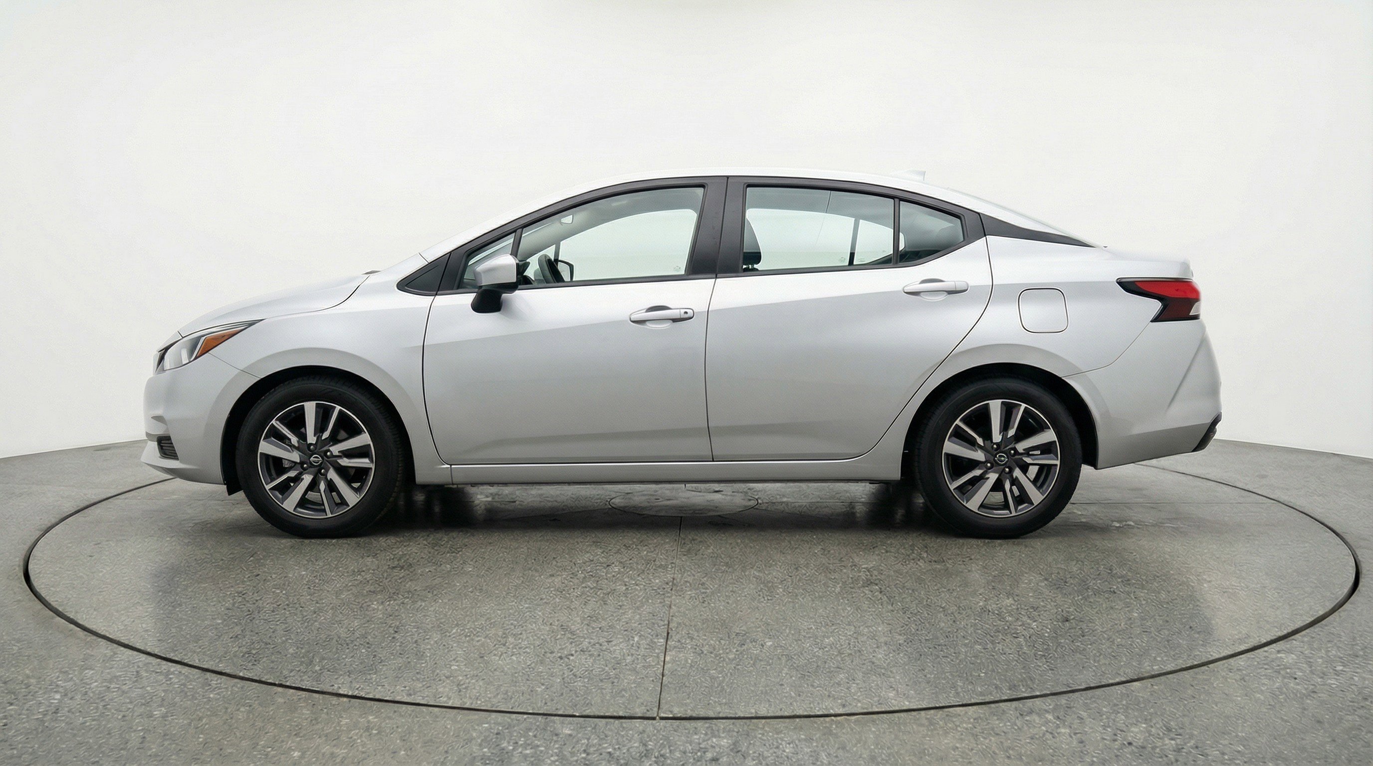 Used 2025 Nissan Versa SV FWD image 5