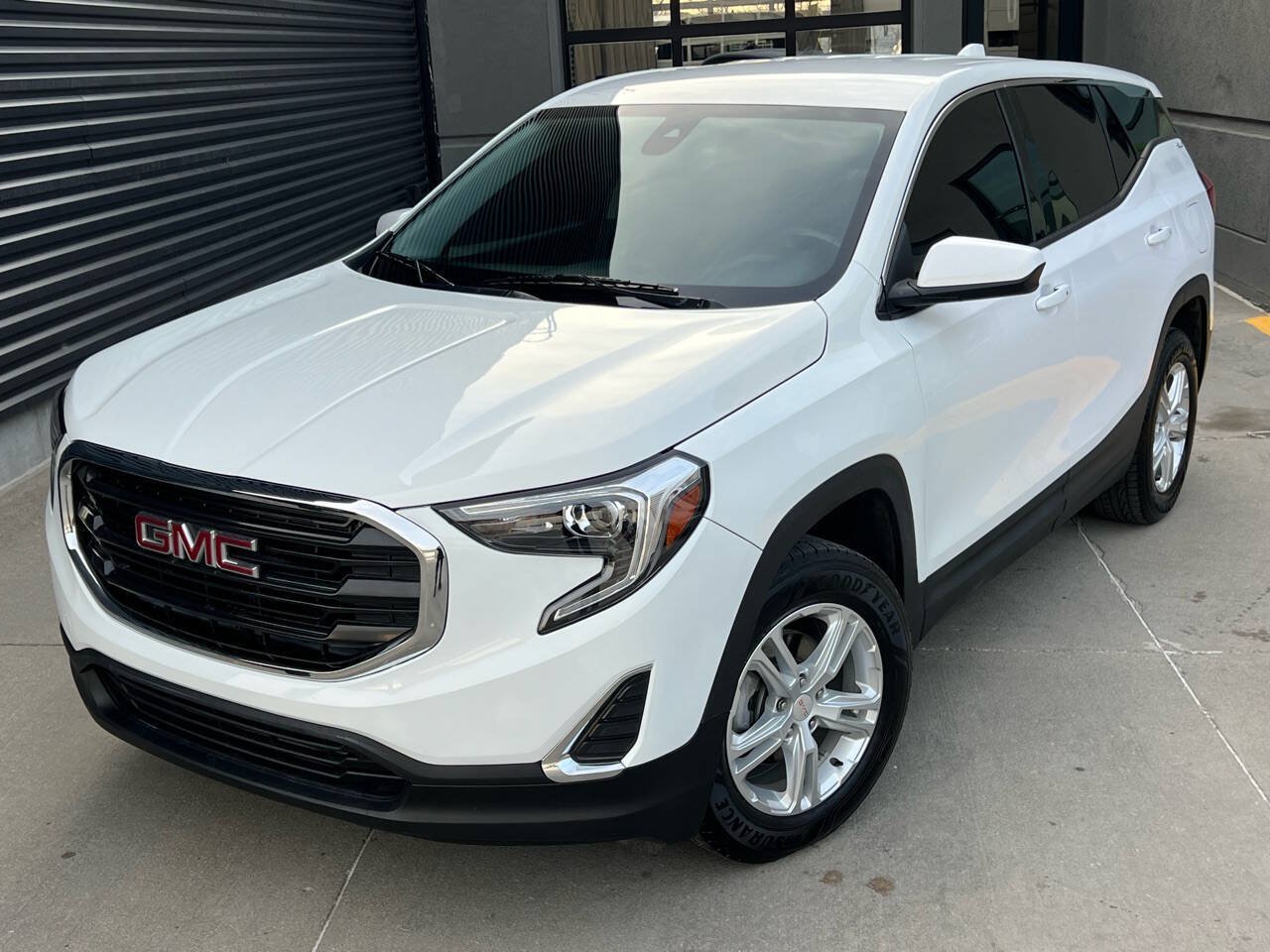 Used 2020 GMC Terrain SLE AWD/4WD image 2