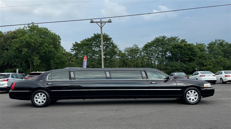 Used 2008 Lincoln Town Car Executive RWD image 6