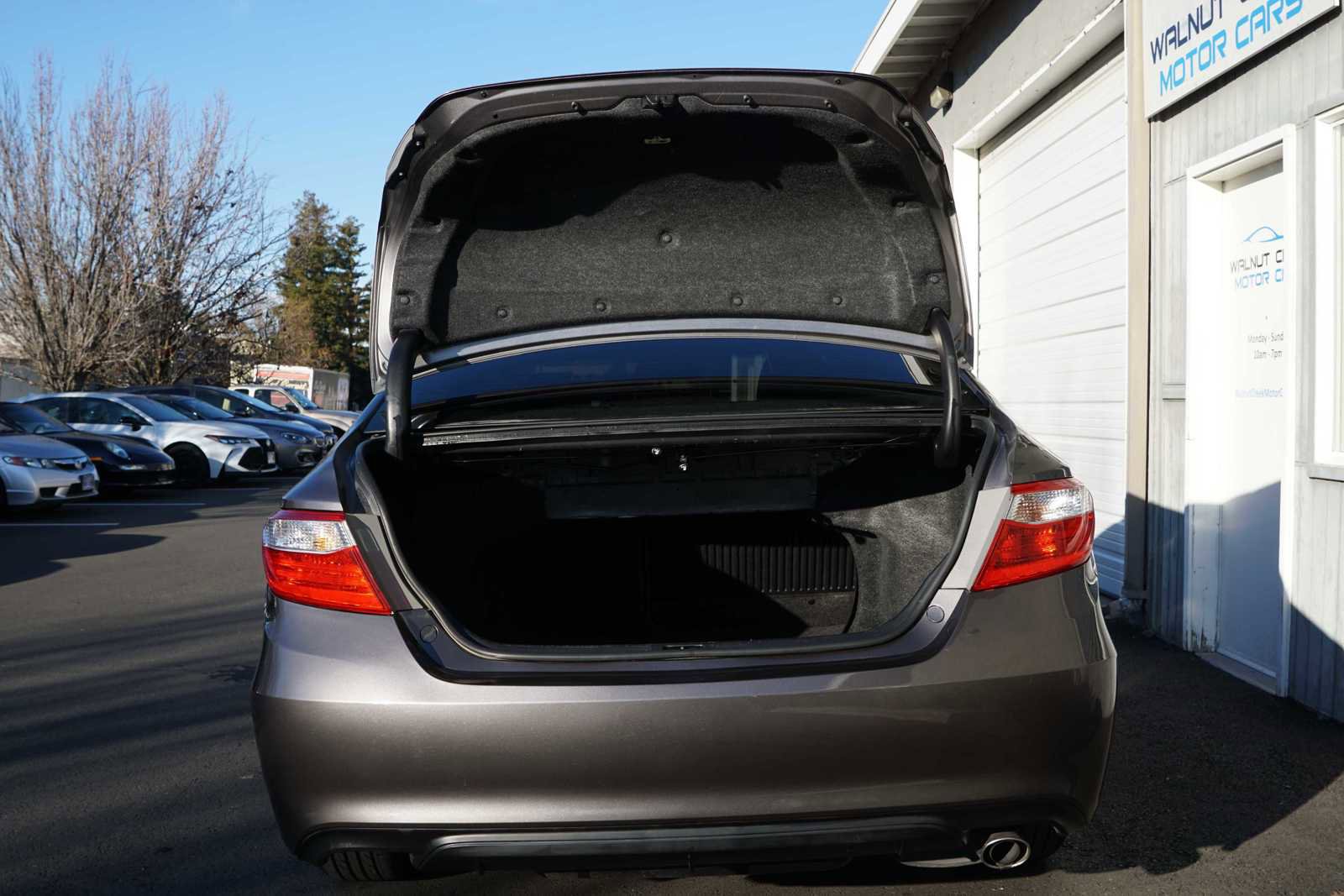 Used 2017 Toyota Camry SE w/ Moonroof Package image 16