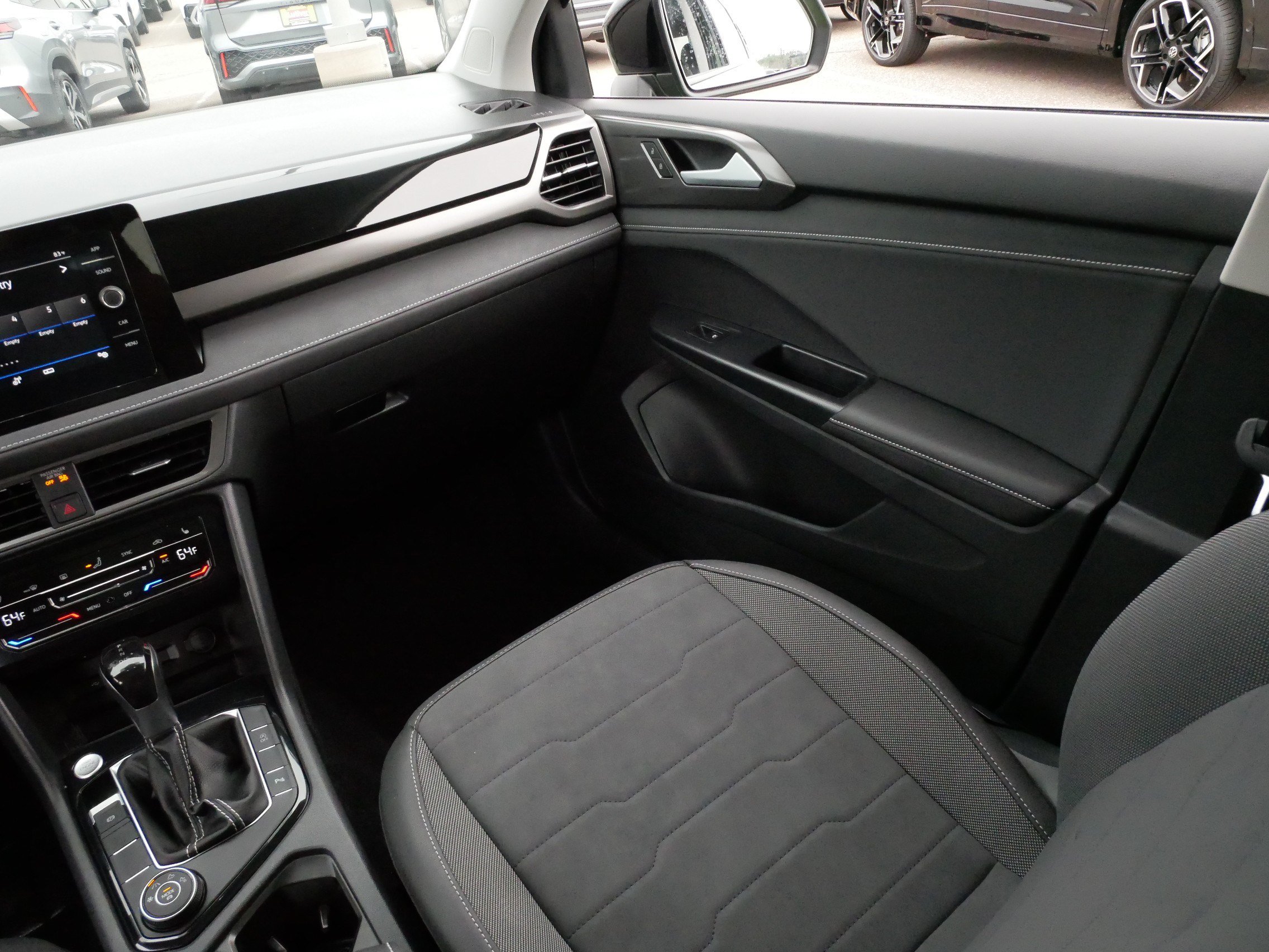 Used 2025 Volkswagen Taos SE AWD/4WD image 11