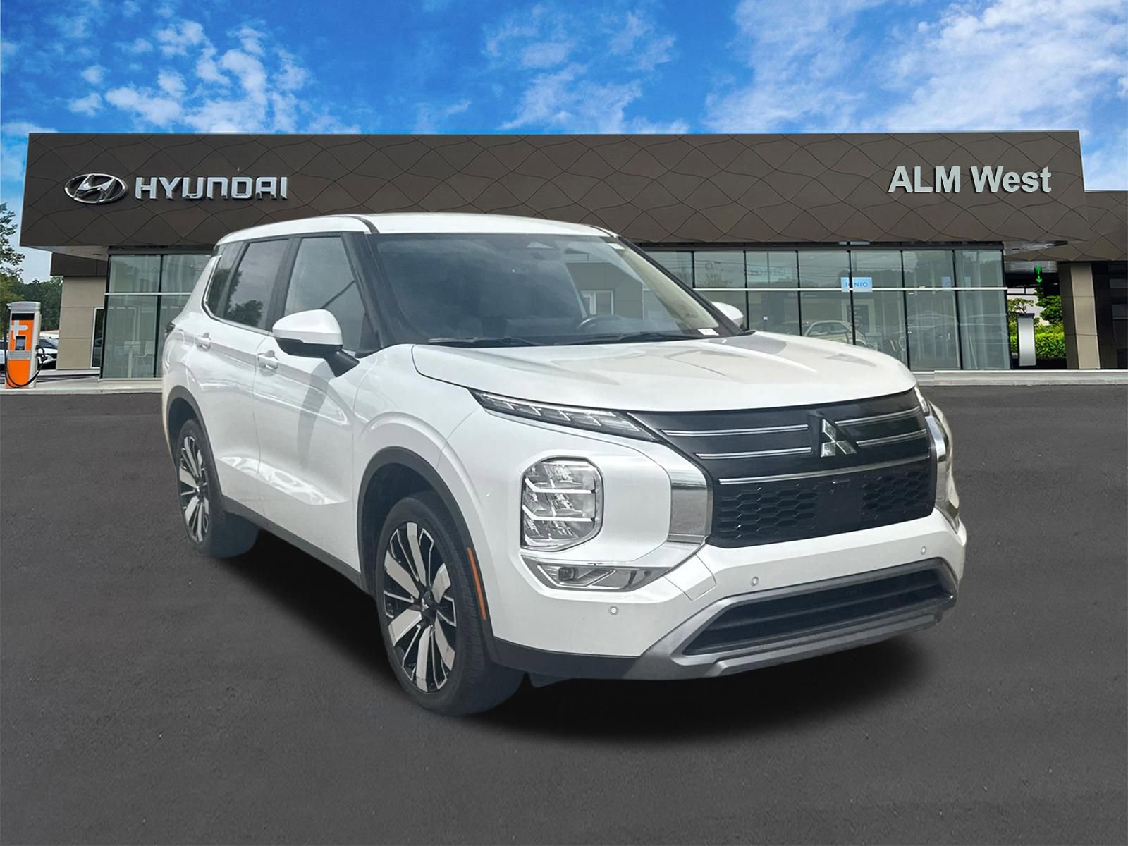 Used 2025 Mitsubishi Outlander SE FWD image 3