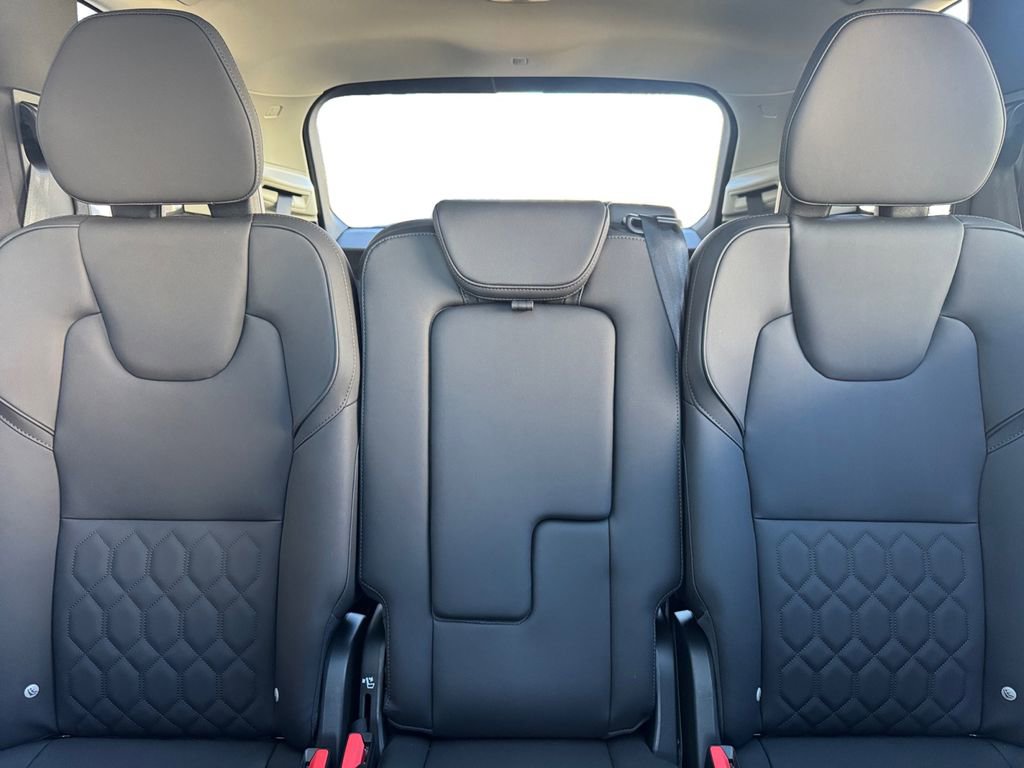 Certified 2025 Volvo XC90 B6 Plus image 23