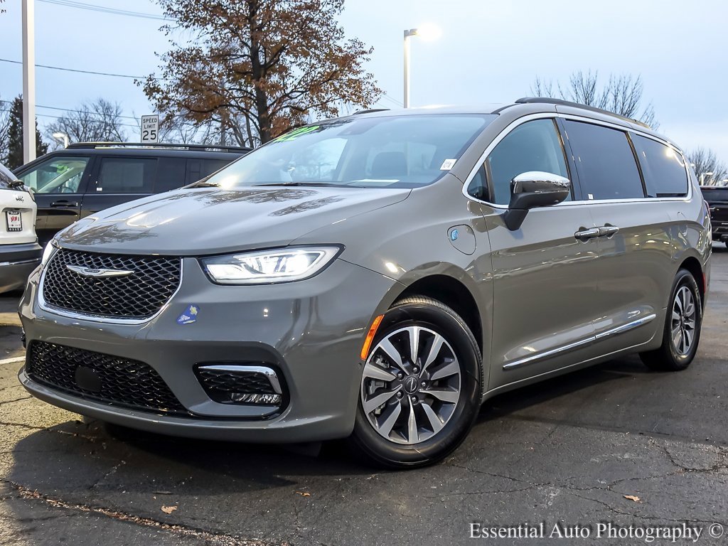 Used 2022 Chrysler Pacifica Limited w/ Uconnect Theater Family Group image 2